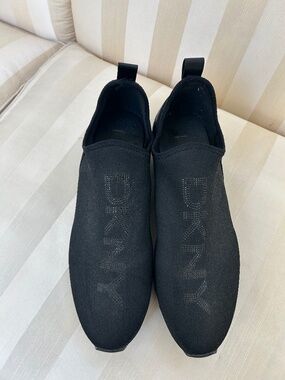 DKNY SLIP ON SNEAKERS NWOT SIZE 11